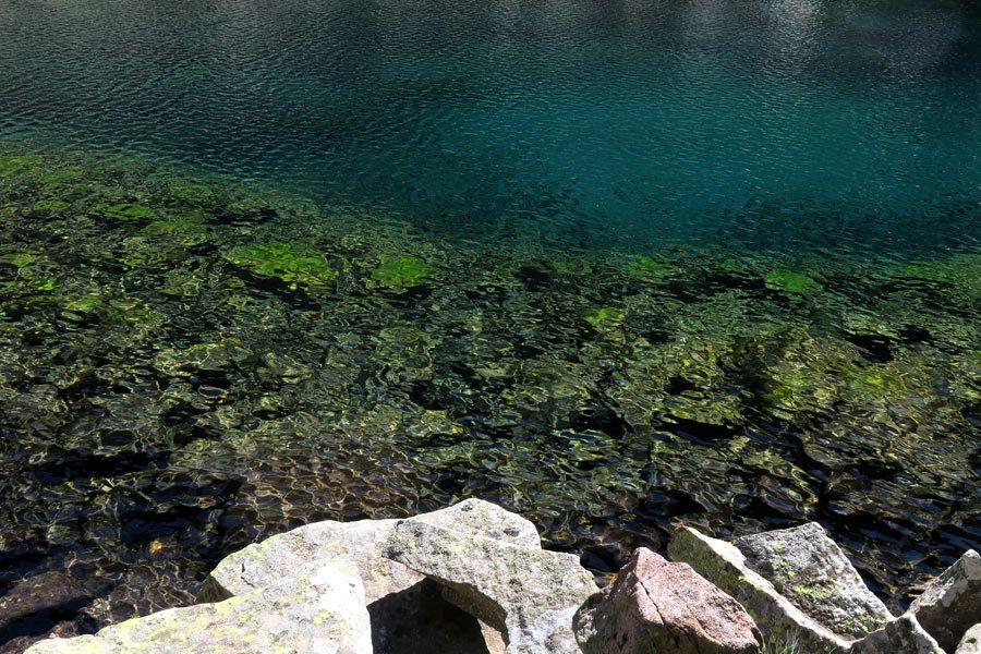 L'acqua cristallina del lago di Caserina