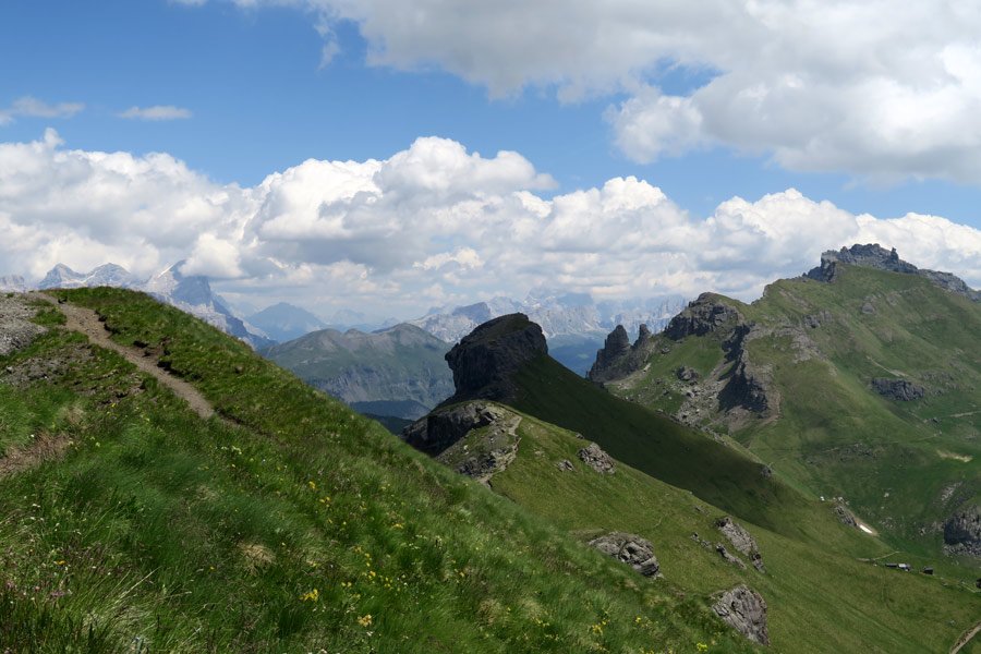 Sullo sfondo la Tofana di Roces e il Col di Lana; in primo piano il Sas Ciapel e la Mesola